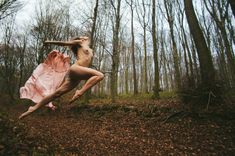 800x533, 240 Kb / бег, парк, лес, осень, голая, прыжок