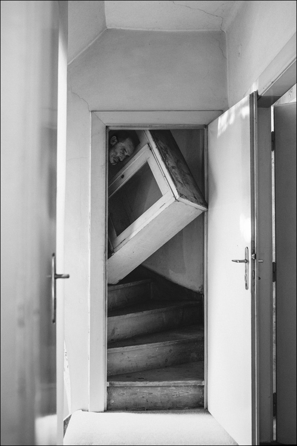 602x902, 151 Kb / мужик, лицо, ч/б, лестница, шкаф