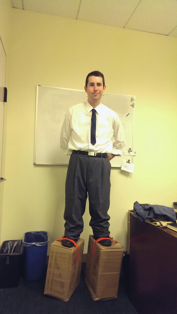 579x1024, 47 Kb / ноги, коробки, хэллоуин