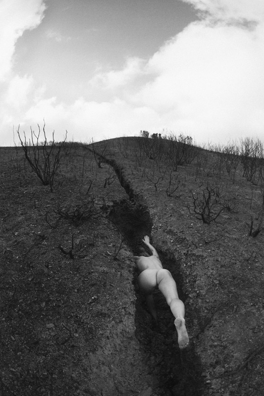 533x800, 123 Kb / Ч/Б, голая, ласточка, овраг, ров