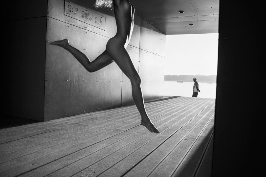 900x600, 238 Kb / прыжок, голая, ч/б, мужик