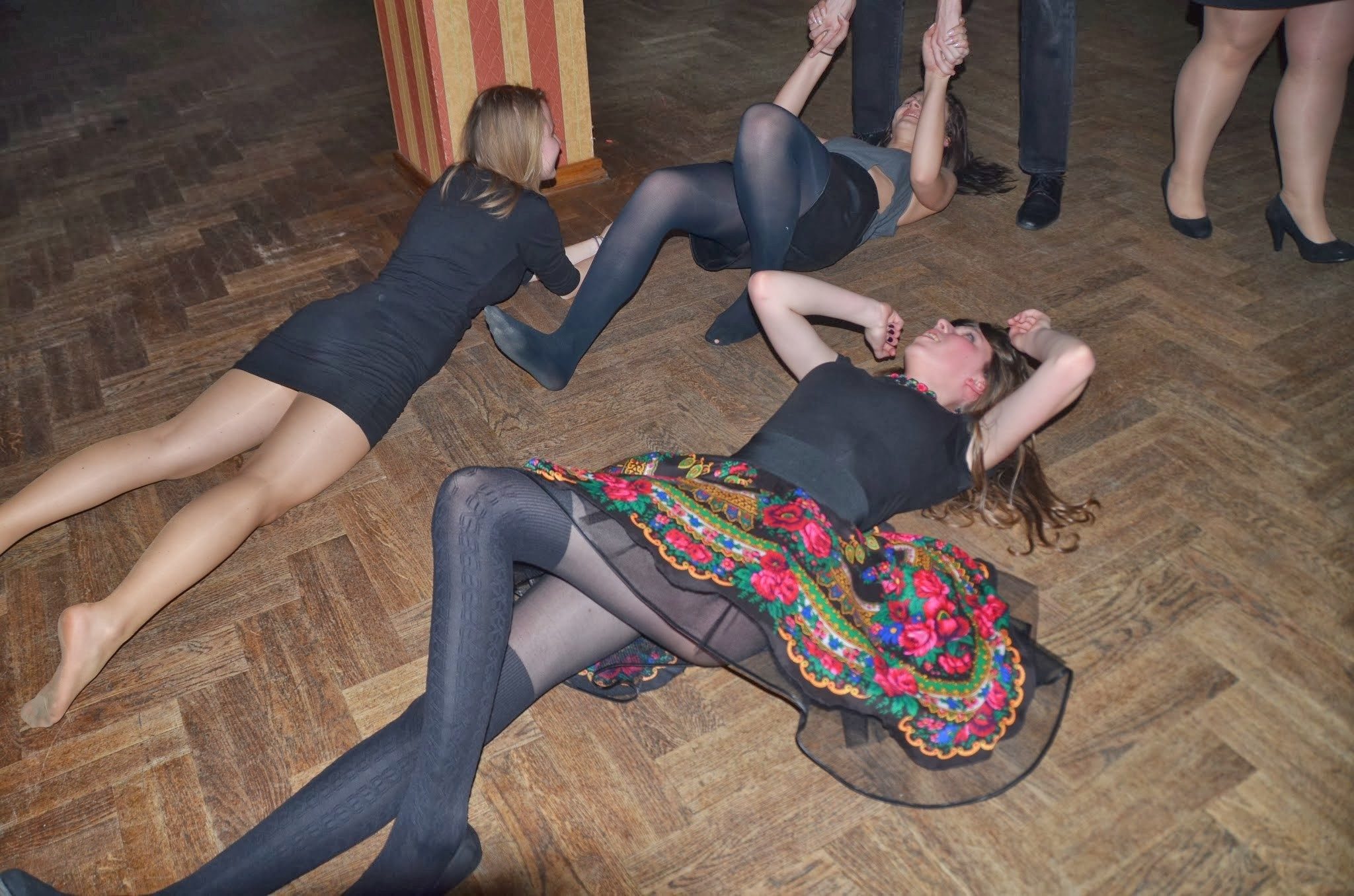 2048x1356, 391 Kb / паркет, чулки, колготки, девушки, дискотека