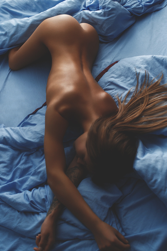 540x810, 290 Kb / голая, тату, постель, шатенка