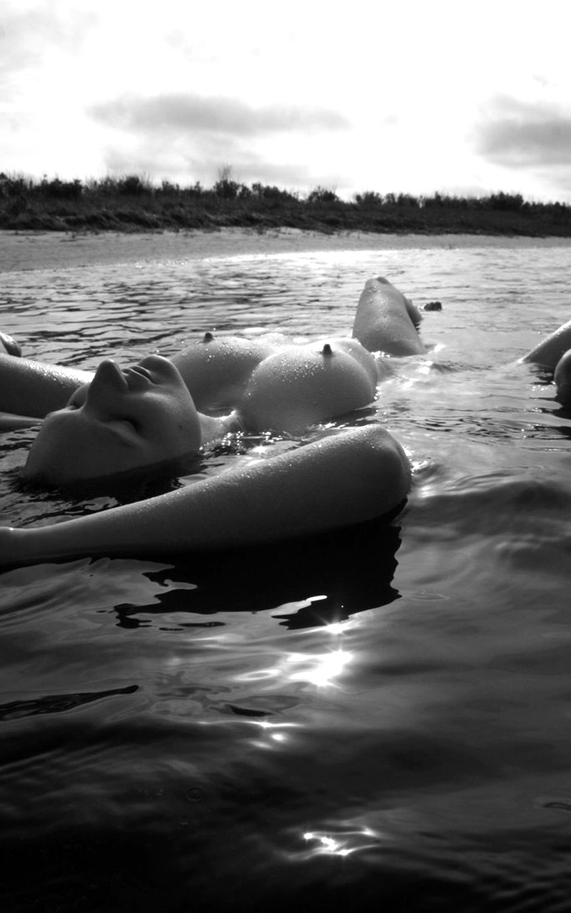 800x1280, 194 Kb / сиськи, бёдра, ч/б, плывёт, речка, берег