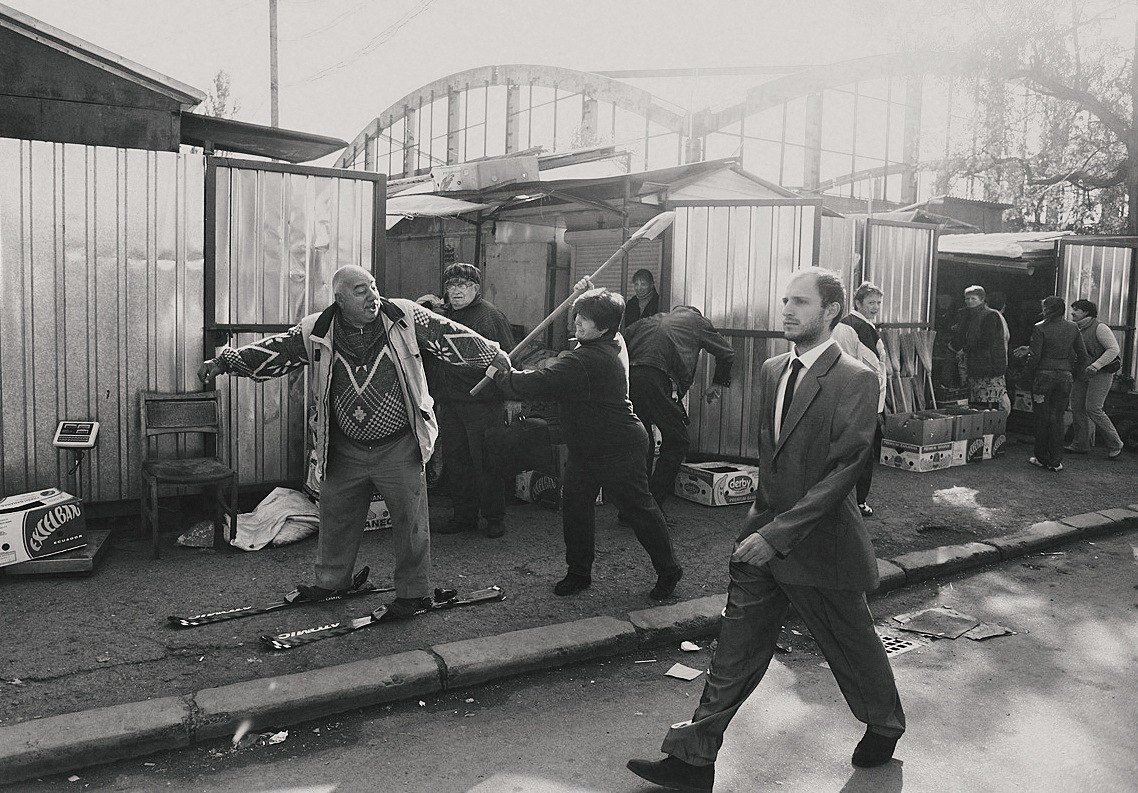 1138x793, 316 Kb / Лыжи, лопата, рынок, ч/б