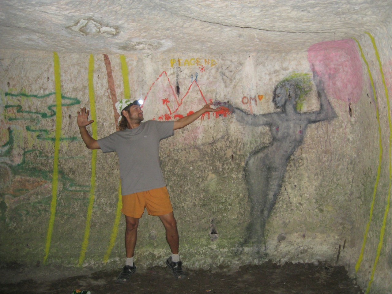 1280x960, 238 Kb / крипта, граффити, рисунок, танцуют, турист, мангуп-кале