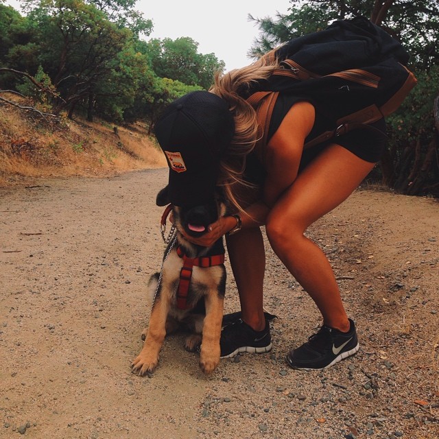 640x640, 152 Kb / щенок, девушка, овчарка, блондинка, кроссовки, бейсболка, рюкзак