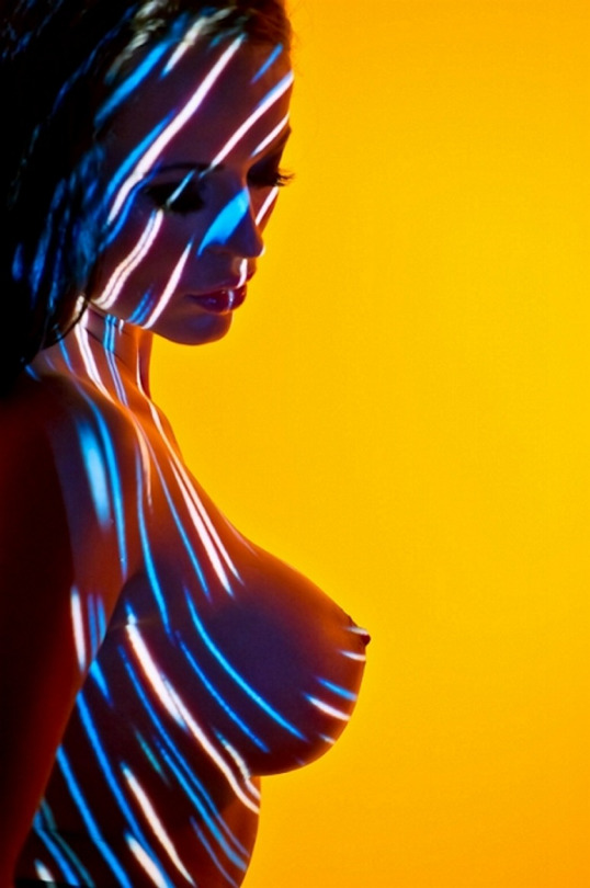 538x810, 101 Kb / профиль, свет, троечка, голая, желтое, полоски