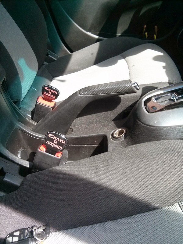 600x800, 119 Kb / Машина, кресла, заглушки, спаси и сохрани, ремень, ручник, ключи, идиоты