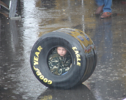 522x414, 147 Kb / Ребёнок, шина, дождь, гудеар
