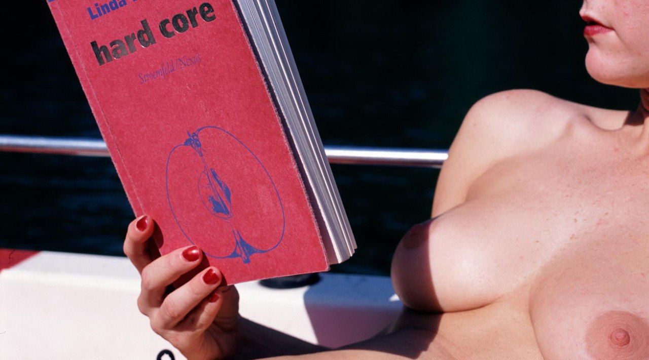 1280x711, 128 Kb / рука, маникюр, книга, хардкор