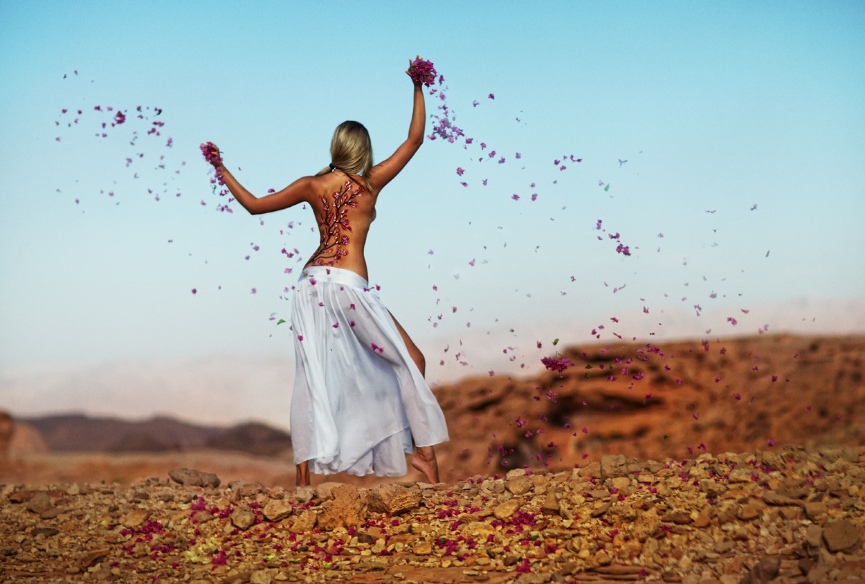 1250x844, 167 Kb / девушка, блондинка, лепестки, бодиарт