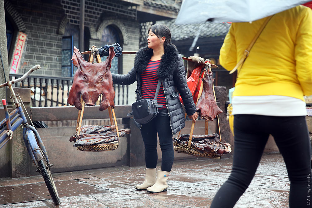 1000x667, 168 Kb / китай, свинище, морда, велосипед, маска, шкура