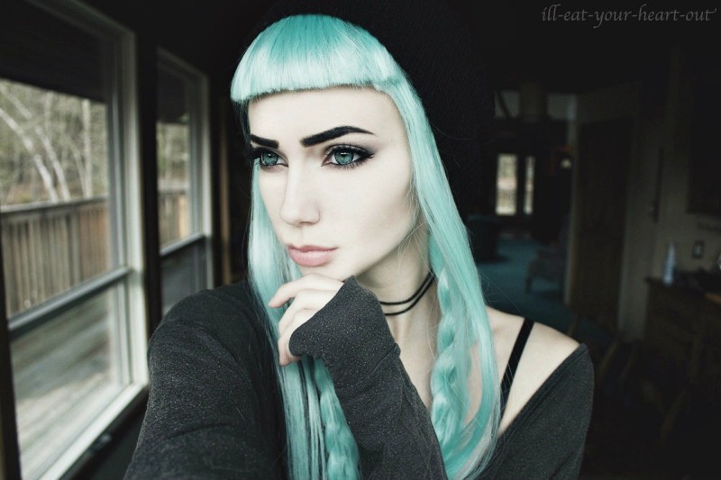 800x533, 76 Kb / девушка, окно, линзы, глаза, челка, косы