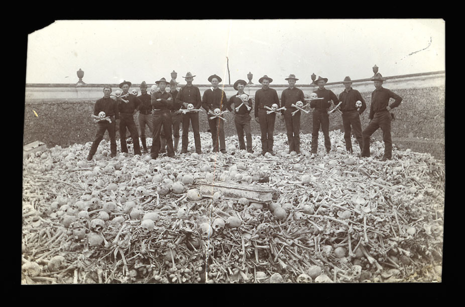 926x612, 186 Kb / Солдаты, черепа, кости, Ч/Б