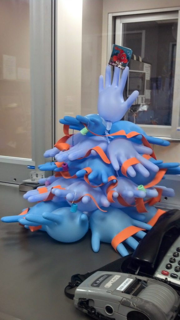 577x1024, 73 Kb / елка, перчатки, телефон, рыба