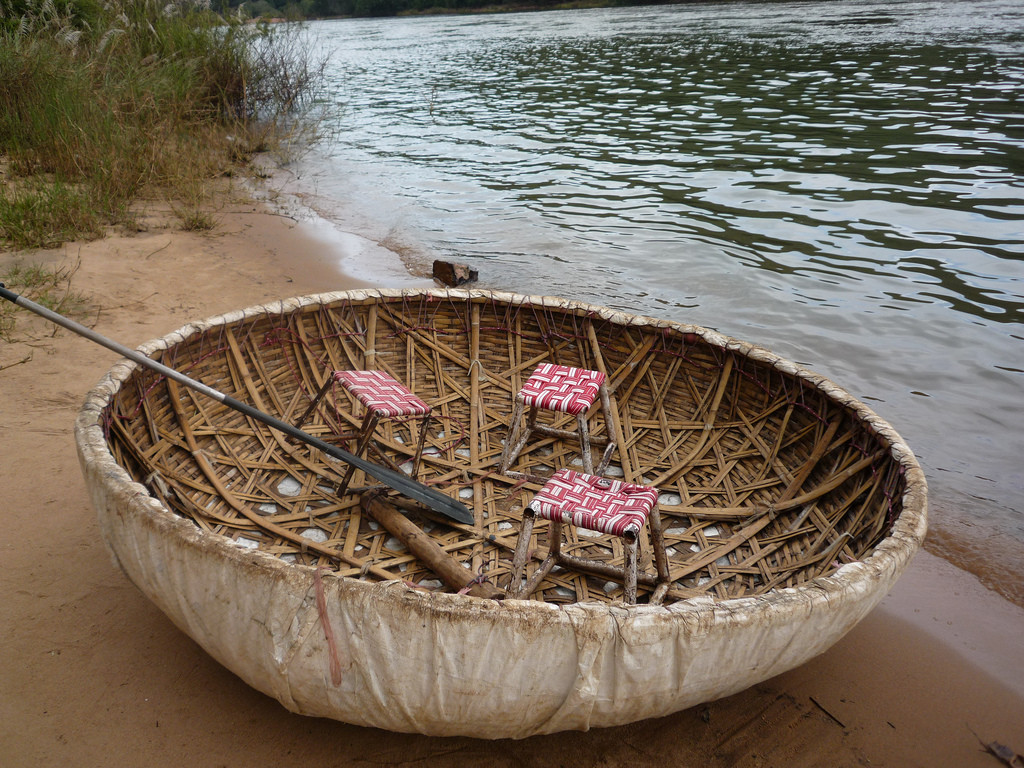 1024x768, 339 Kb / лодка, весло, табуретки, круглая