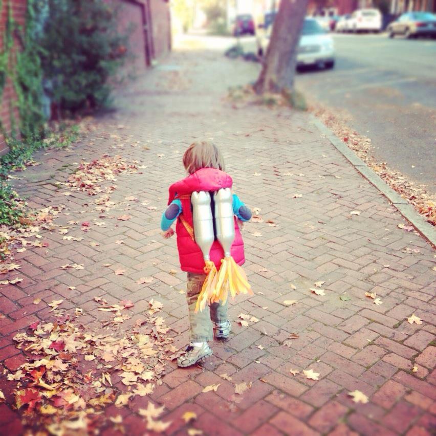 852x852, 117 Kb / Ребёнок, листья, бутылки, реактивный, ранец