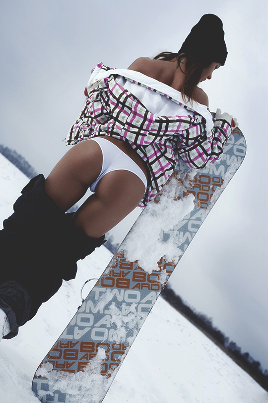 540x810, 341 Kb / попа, зима, снег, сноуборд, трусики