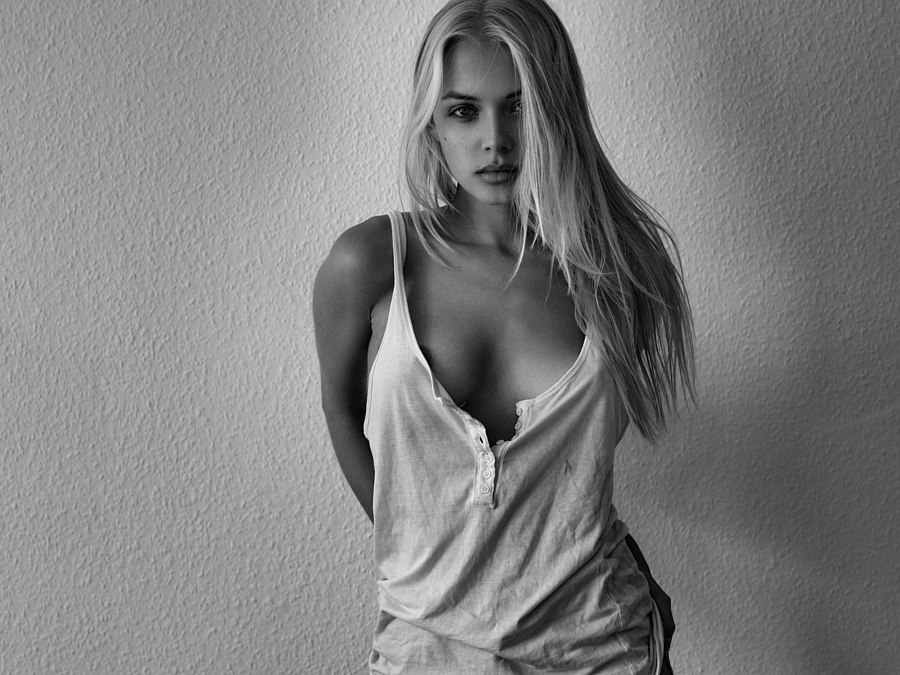 900x675, 128 Kb / стена, ч/б, блондинка, родинка