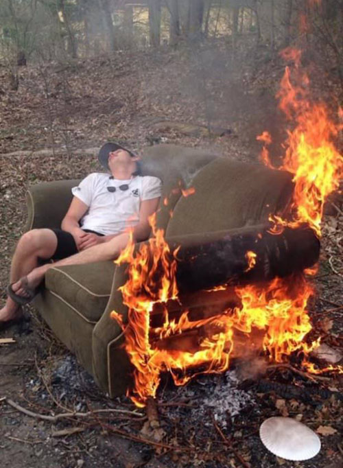 500x682, 106 Kb / диван, горит