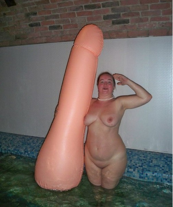 604x724, 79 Kb / баба, надувной хуй, бассейн