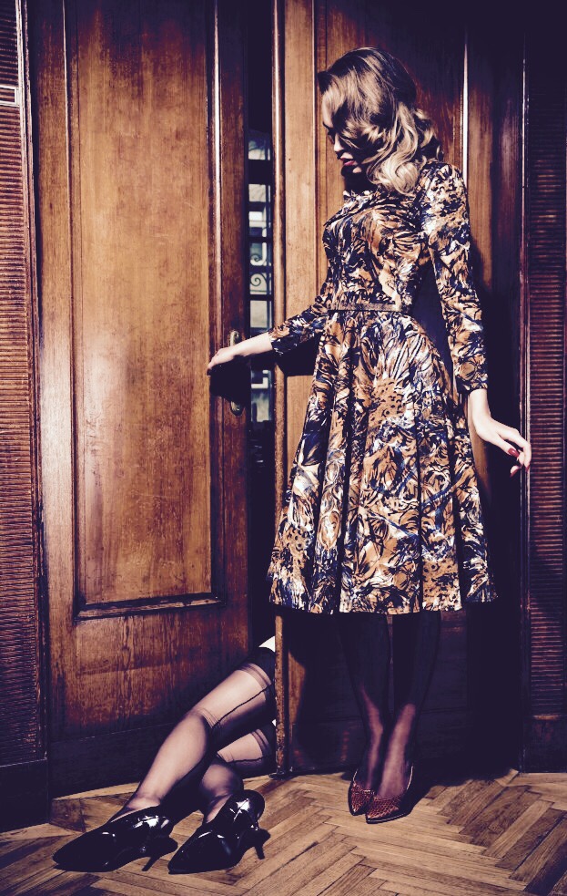 623x983, 290 Kb / дверь, ноги, чулки, паркет, туфли, пьяная