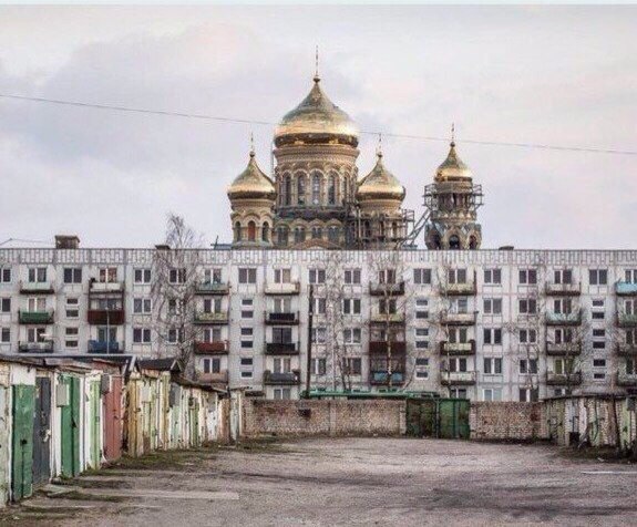 575x476, 74 Kb / Гаражи, дом, храм, купола