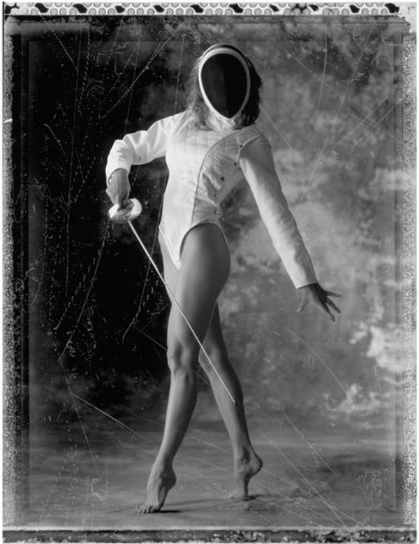 600x779, 82 Kb / фехтовальщица, рапира, маска, ч/б