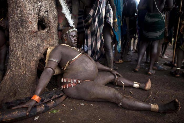 700x466, 61 Kb / эфиоп, пузо, мозоль, комок нервов, племя