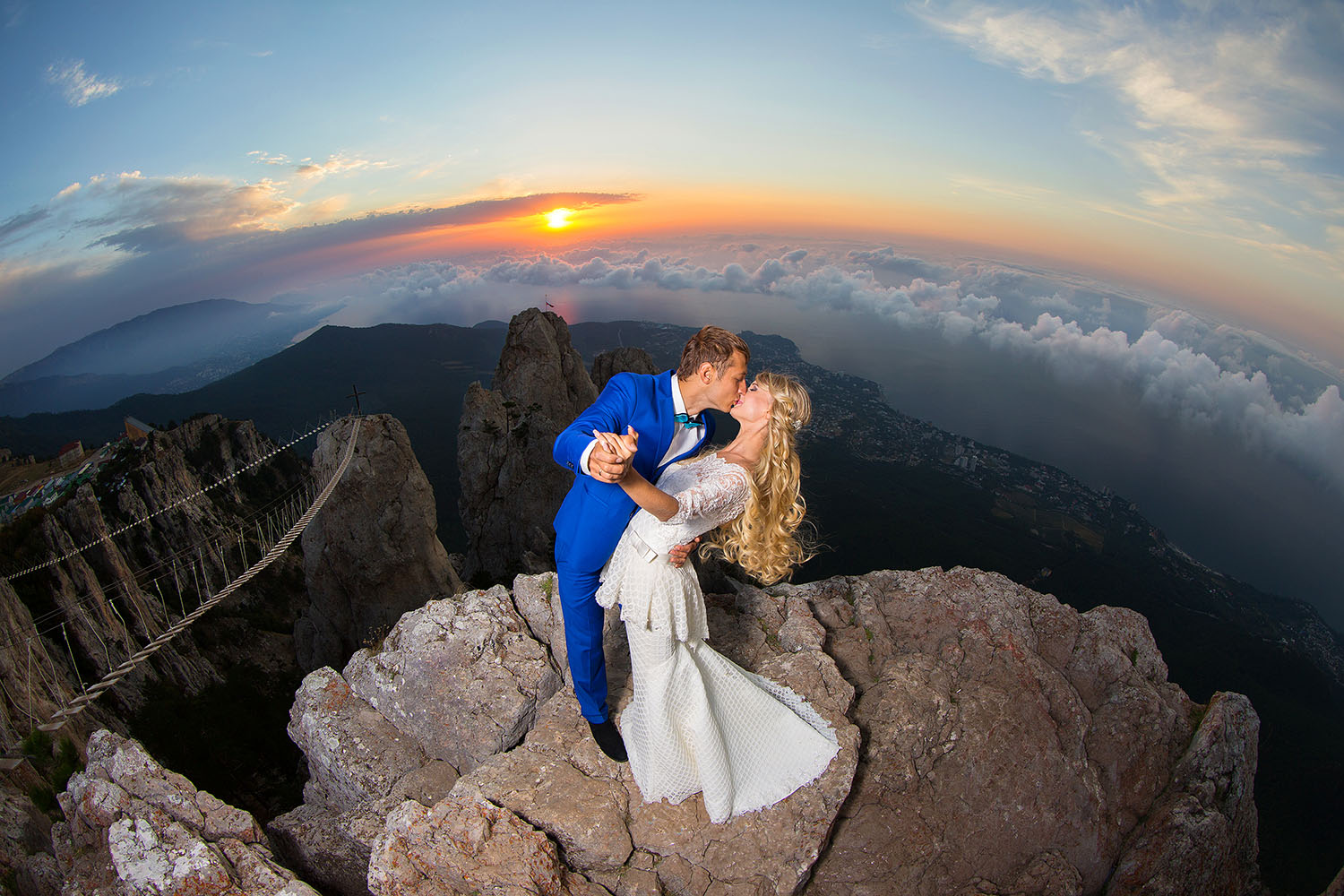 1500x1000, 301 Kb / свадьба, жених, невеста, поцелуй, небо, облака, канатный мост, скала