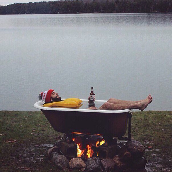 604x604, 69 Kb / берег, костёр, ванна, шапка, борода, пиво