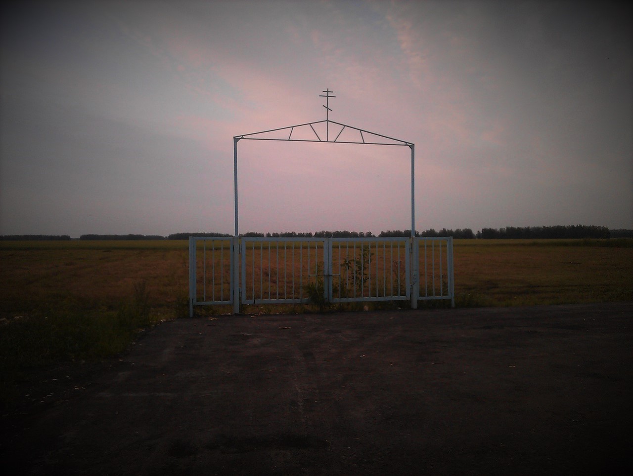 1280x964, 166 Kb / ворота, забор, крест