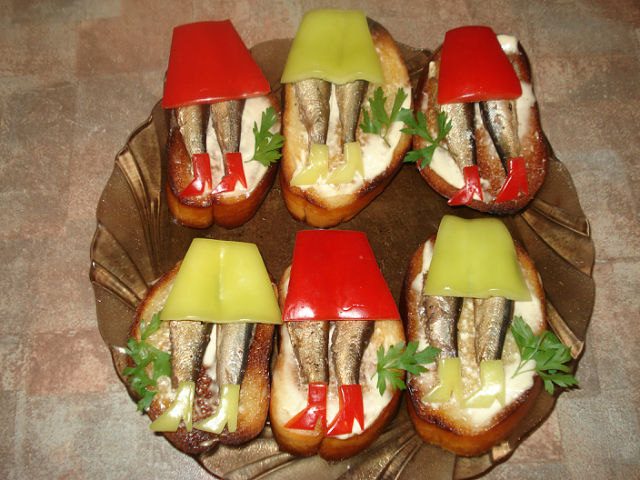 640x480, 80 Kb / Шпроты, бутерброды, ноги, юбки, сапоги