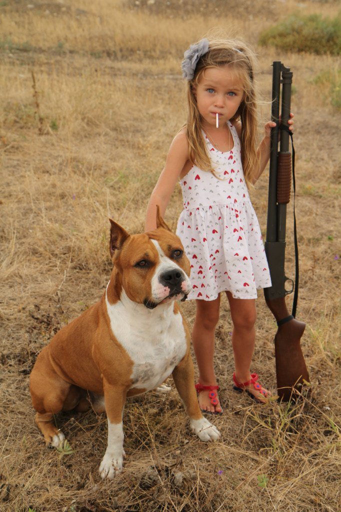 682x1024, 158 Kb / Девочка, собака, ружьё, помповик, чупа чупс, палочка, сигарета