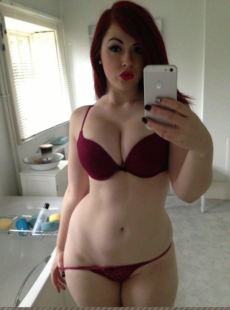 960x1292, 185 Kb / Рыжая, айфон, упитанная, ванна, окно