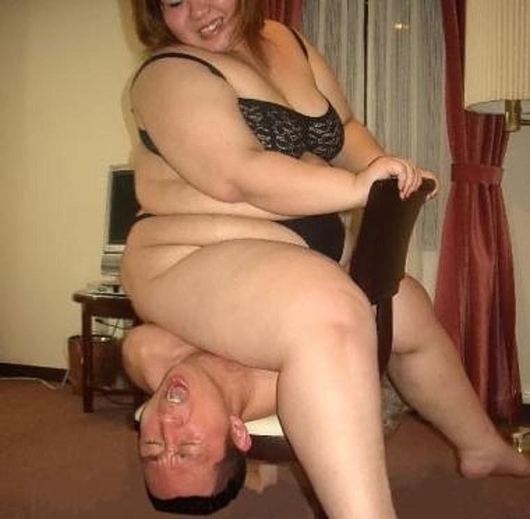 760x744, 53 Kb / мужик, стул, толстушка