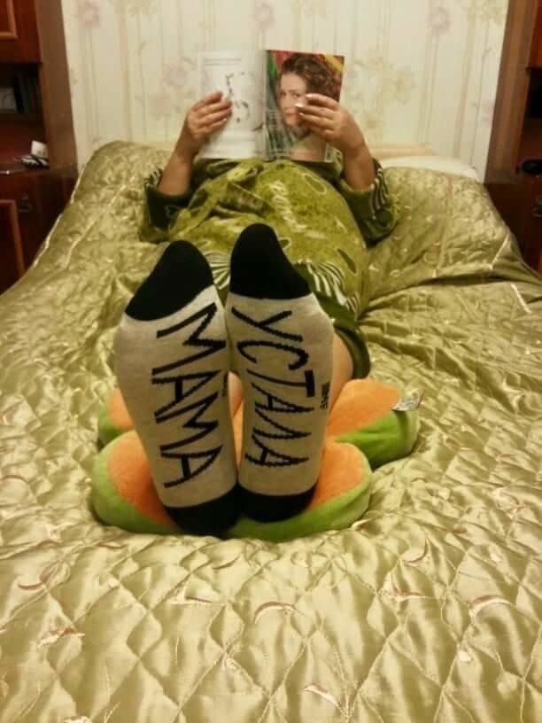 612x816, 68 Kb / Мама, устала, носки, журнал, кровать