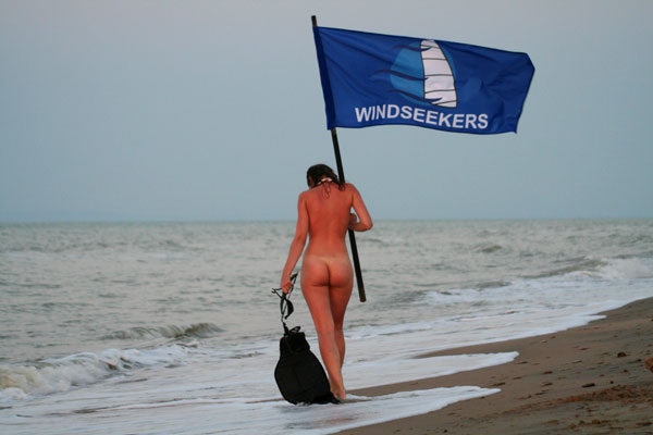 600x400, 34 Kb / голая, тело, берег, рюкзак, флаг, брюнетка, горизонт, трапеция