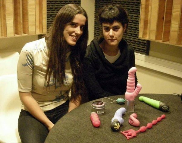 604x474, 65 Kb / вибратор, самотык, удовольствие, улыбка, лубрикант