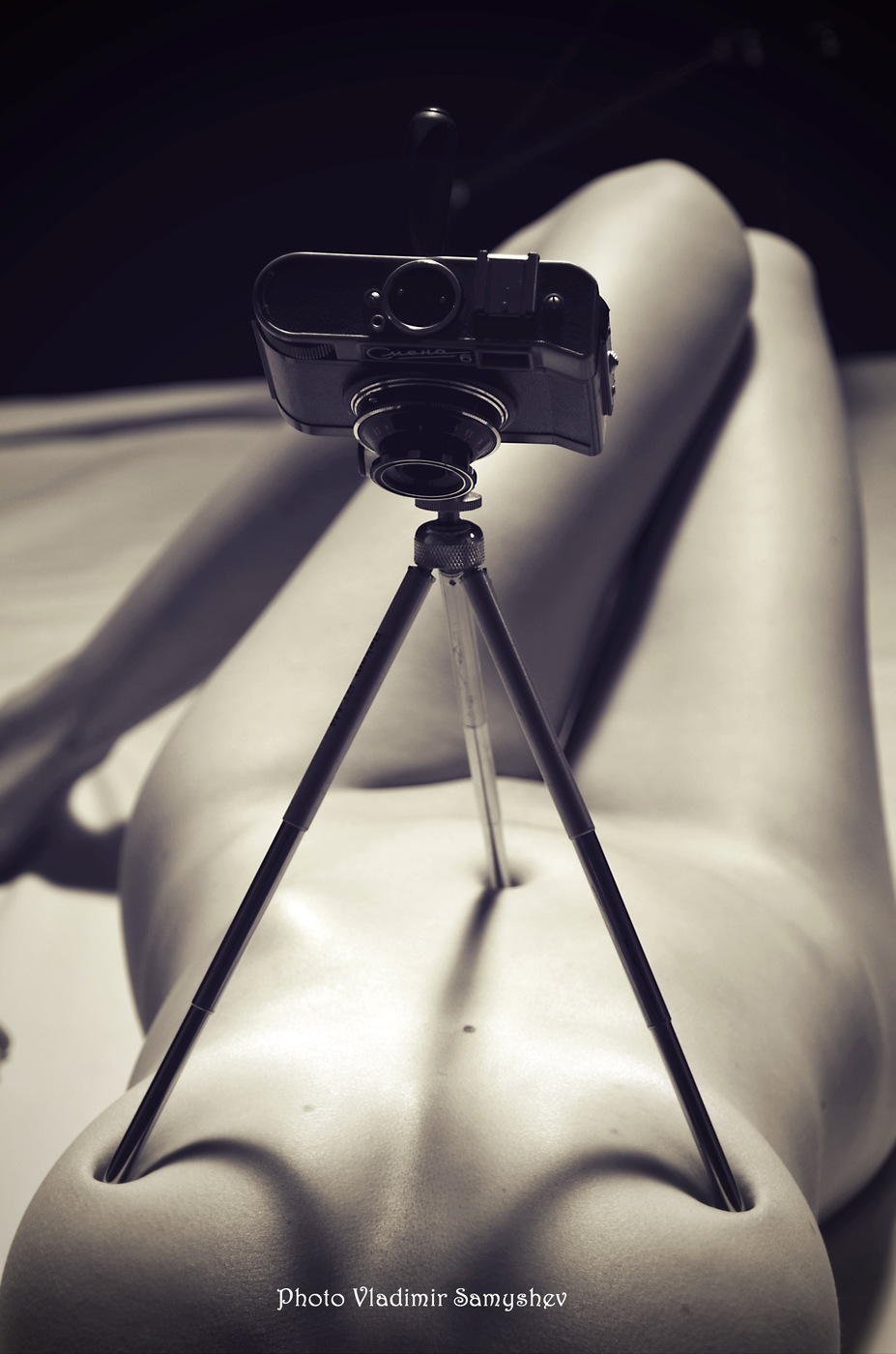 927x1400, 208 Kb / фотоаппарат, тренога, штатив, ч/б