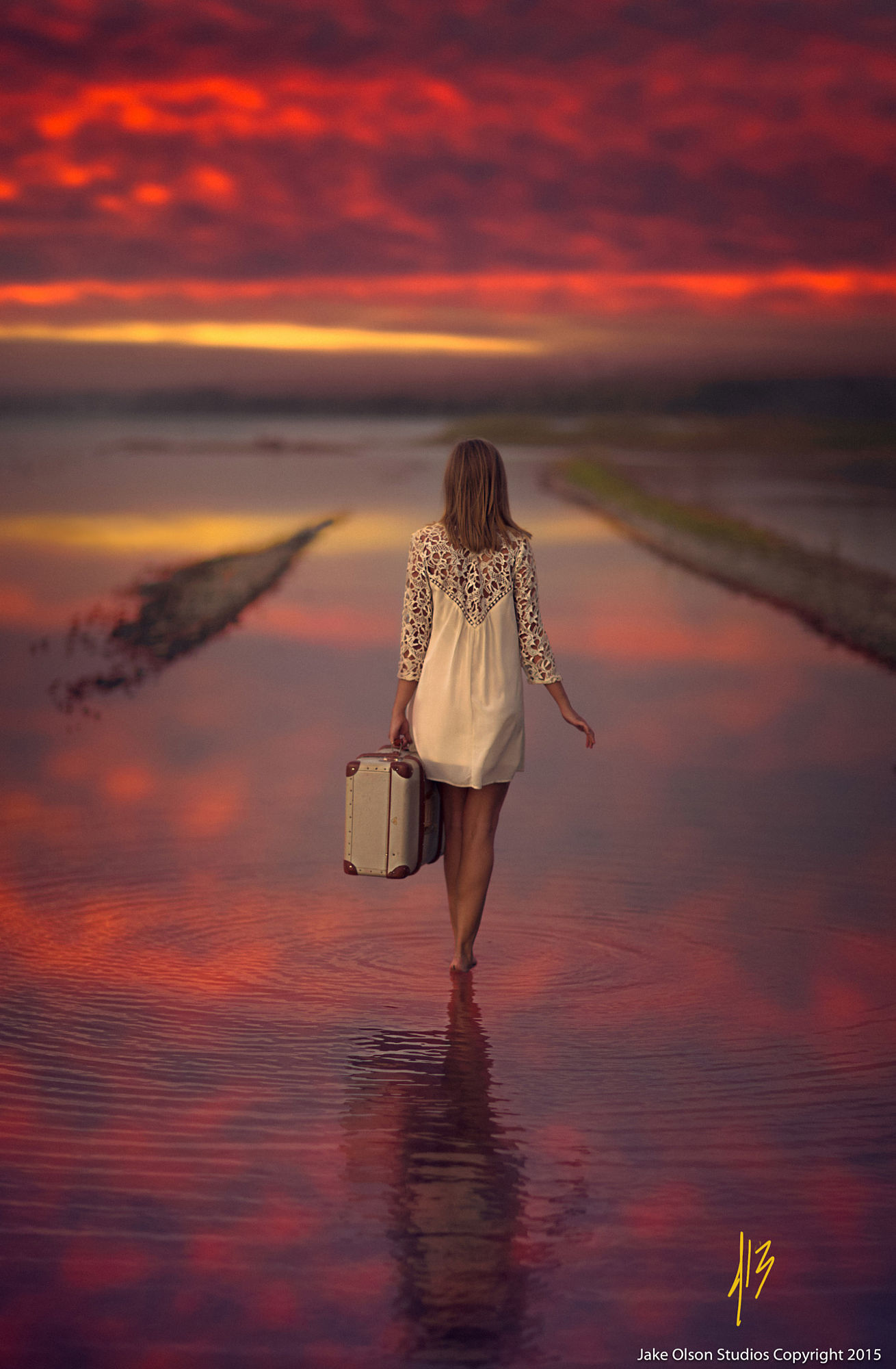 1310x2000, 282 Kb / закат, чемодан, платье, вода, босиком