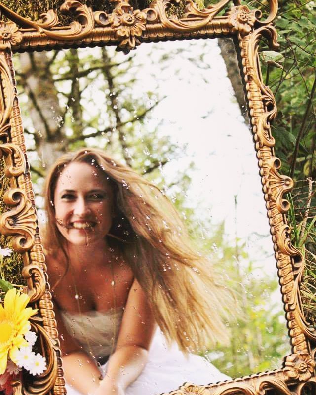 640x800, 125 Kb / зеркало, узор, девушка, улыбка