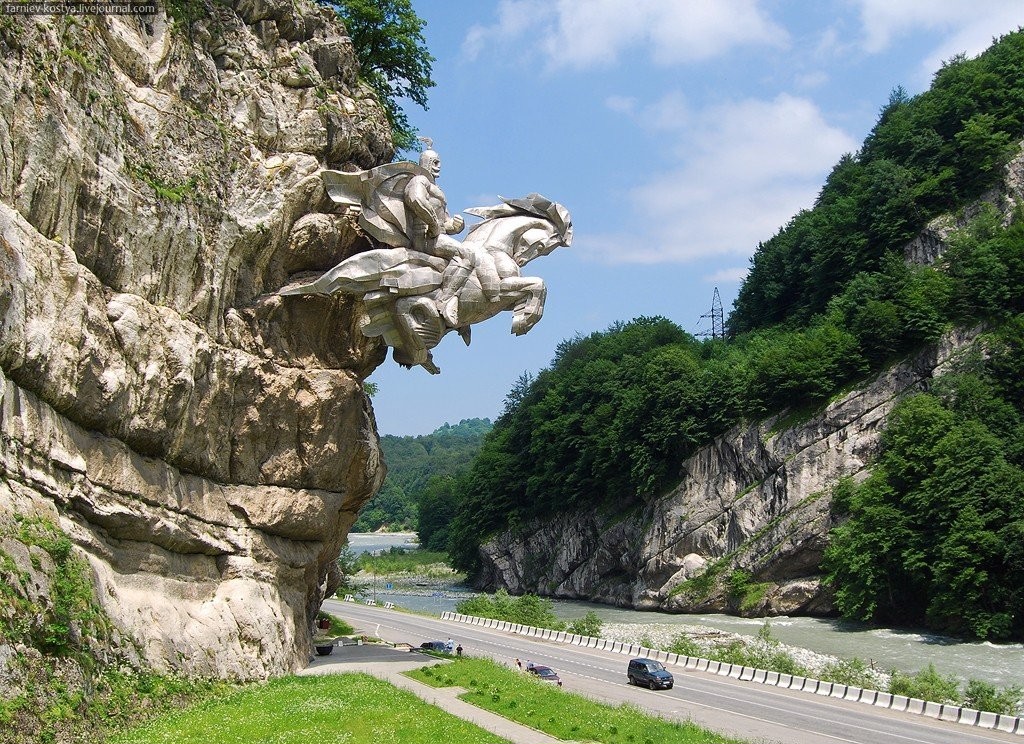 1024x744, 325 Kb / Памятник, Георгий Победоносец, скала , Алагир, дорога