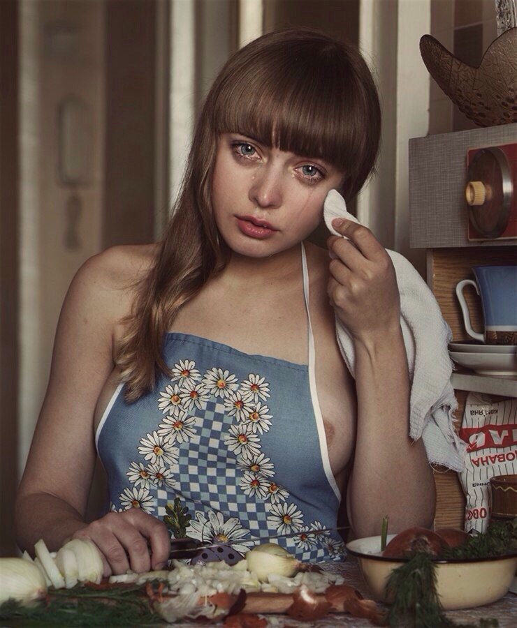 740x900, 120 Kb / лук, сиськи, слезы