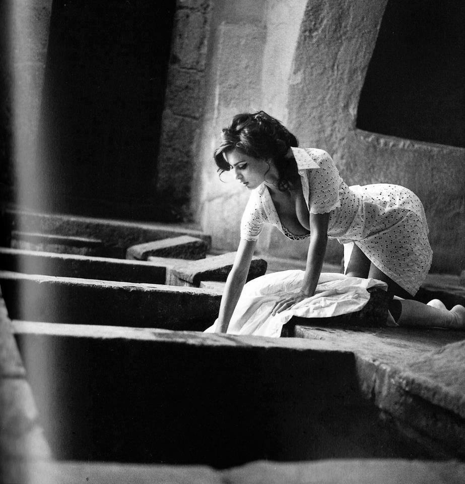 923x960, 98 Kb / декольте, ч/б, прачка, стирка