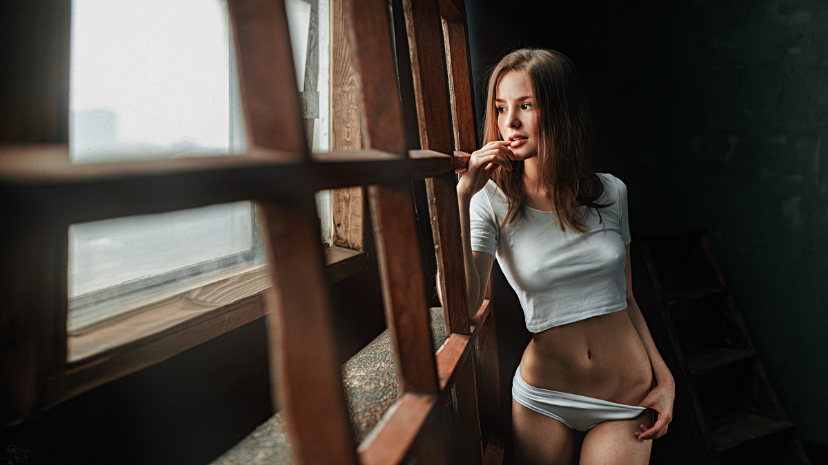 1200x675, 195 Kb / майка, окно, трусики, сиськи, соски, прозрачная