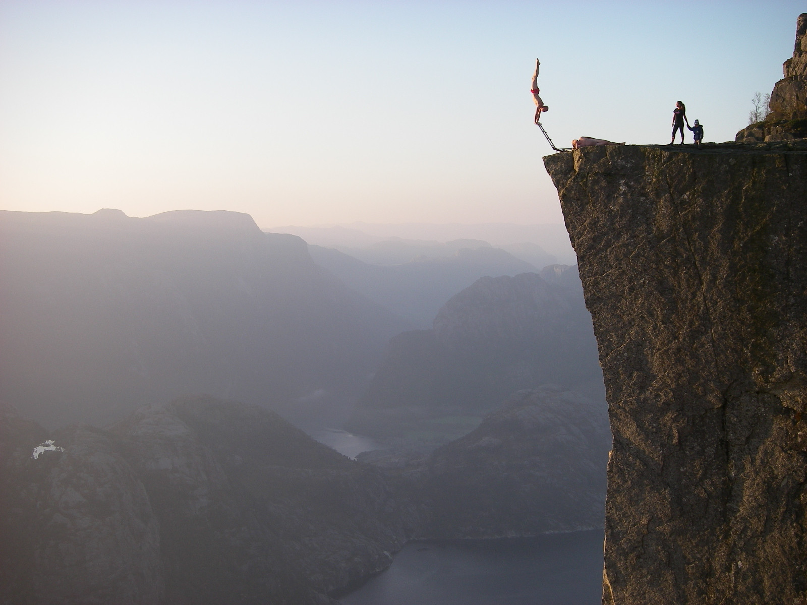 1600x1200, 322 Kb / скала, трюк, турник, прогиб, высота