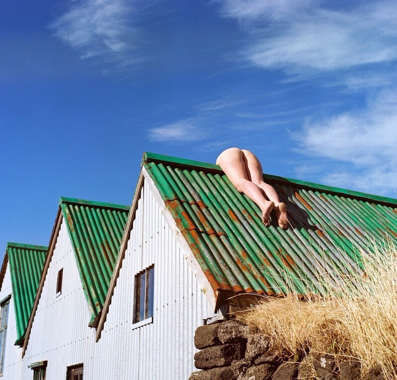 799x765, 224 Kb / крыша, попа, голая, ноги, дома