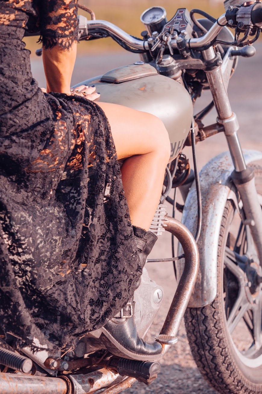 870x1306, 270 Kb / мотоцикл, платье, кружева, ноги